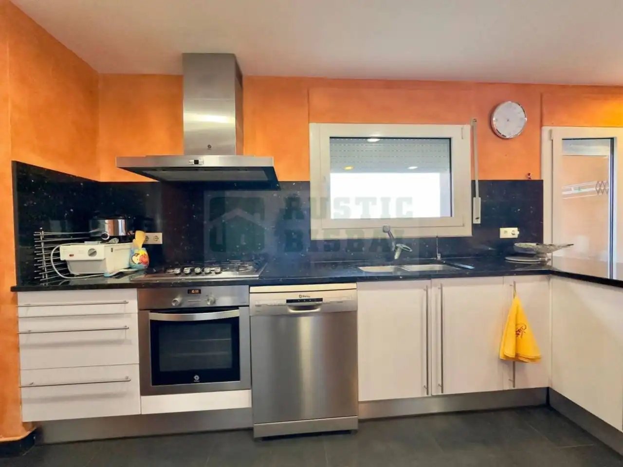 Kitchen of Flat for sale in La Bisbal d'Empordà  with Air Conditioner, Heating and Terrace