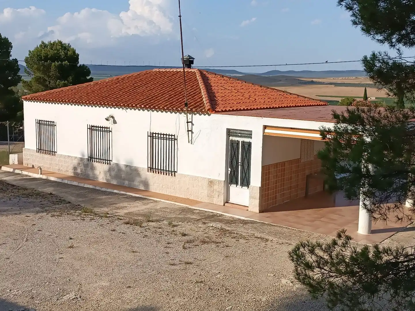 Vista exterior de Casa o xalet en venda en Yecla amb Aire condicionat, Jardí privat i Terrassa
