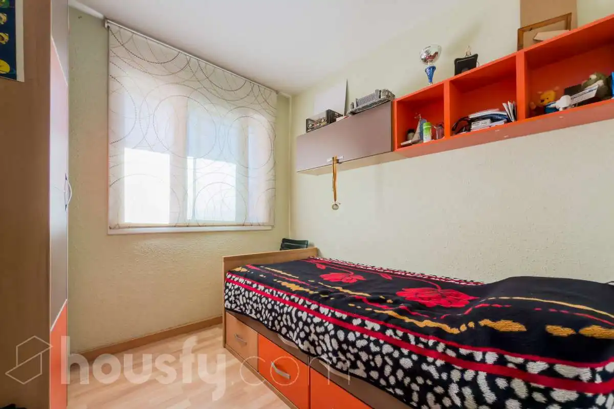 Habitación de Piso en venta en Sant Adrià de Besòs con Amueblado y Balcón