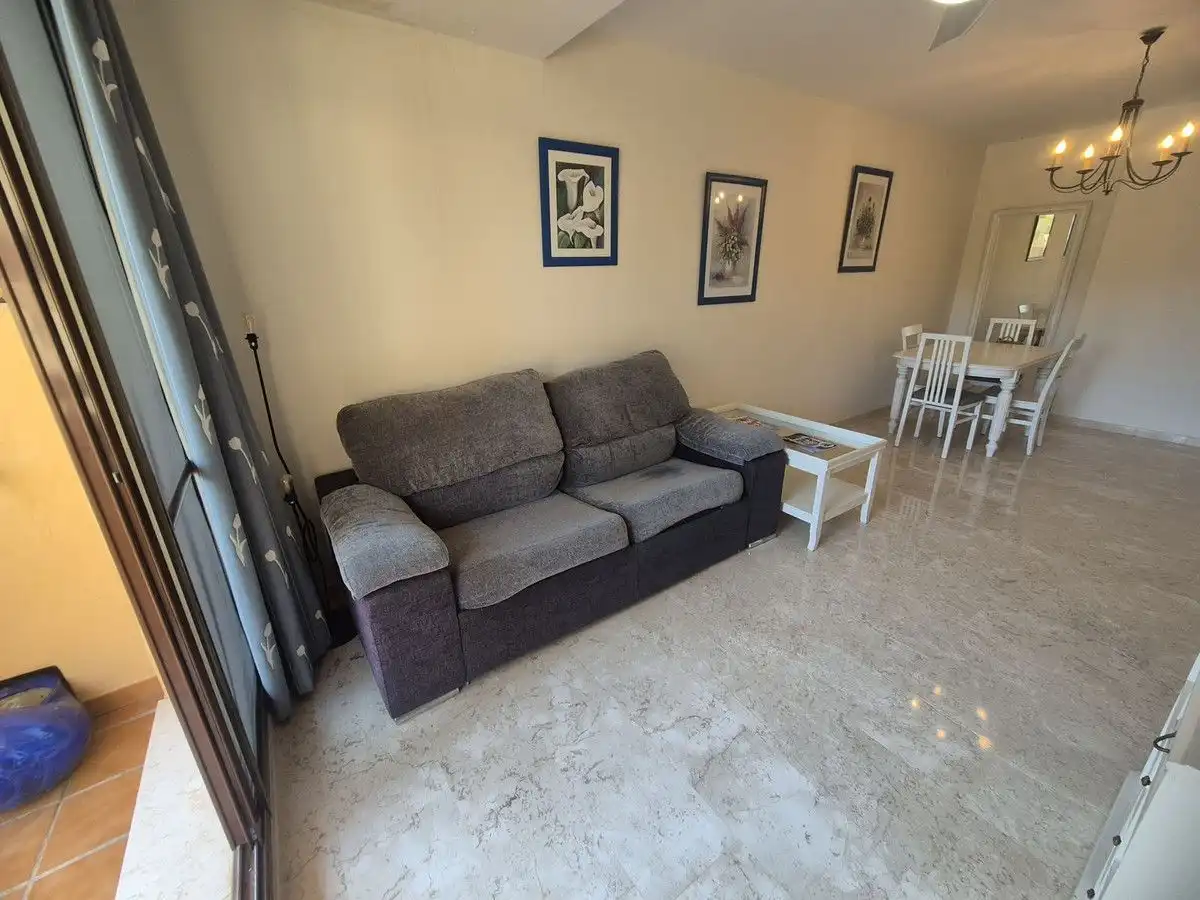 Sala d'estar de Apartament de lloguer en Estepona amb Aire condicionat, Calefacció i Terrassa