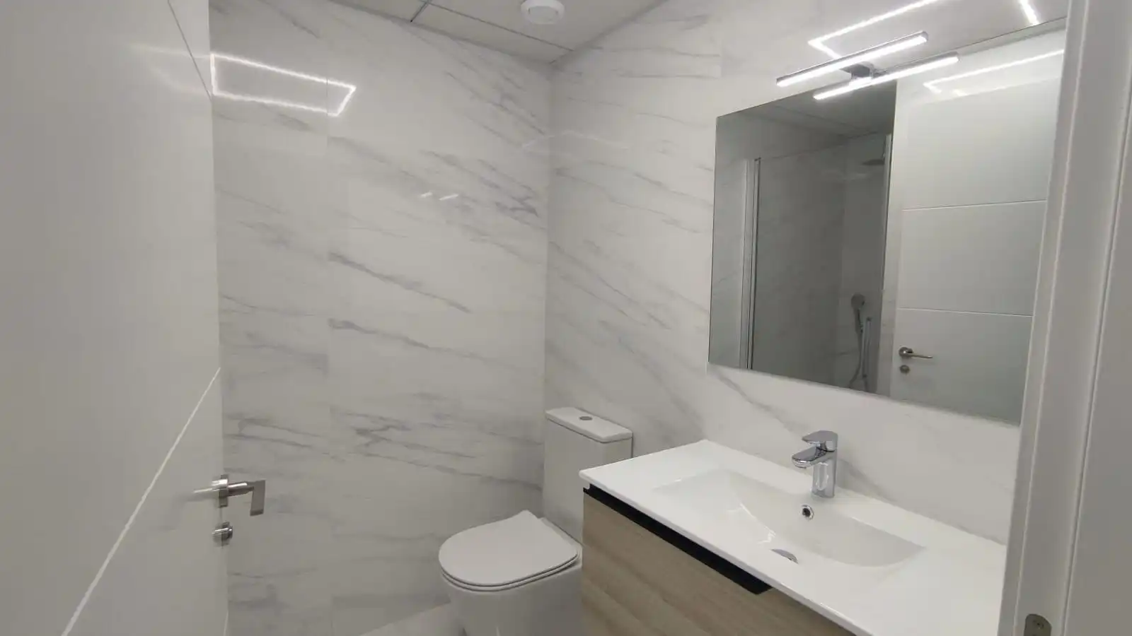 Bany de Apartament de lloguer en Alicante / Alacant amb Aire condicionat, Moblat i Piscina comunitària