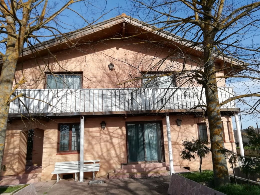 Vista exterior de Casa o xalet en venda en Palencia Capital amb Jardí privat, Terrassa i Piscina