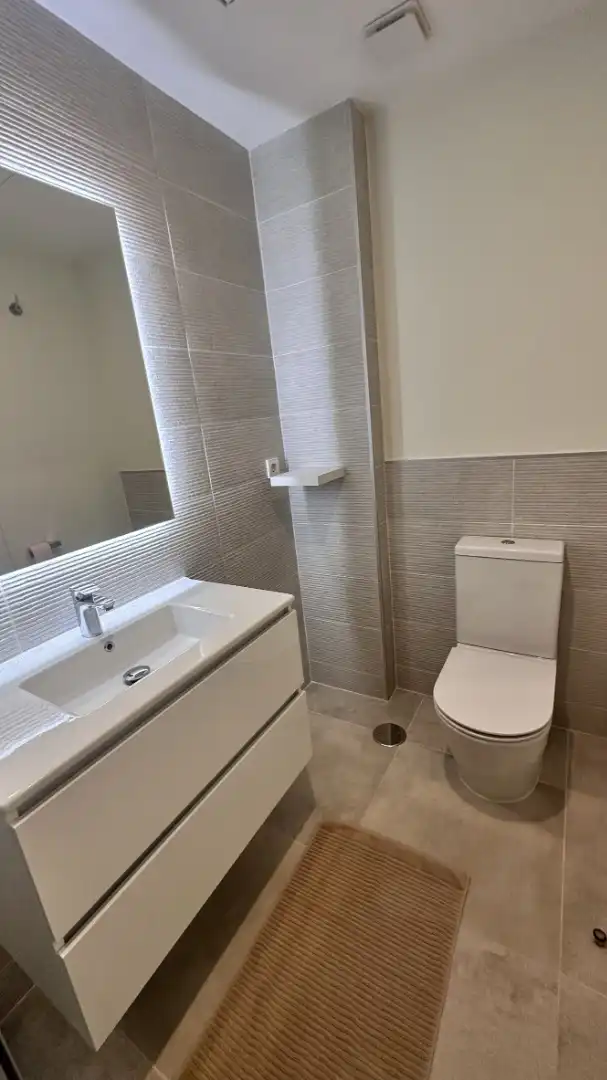 Baño de Piso de alquiler en Estepona con Aire acondicionado, Terraza y Amueblado