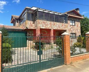 Vista exterior de Casa o xalet en venda en Valdepolo amb Jardí privat i Parquet