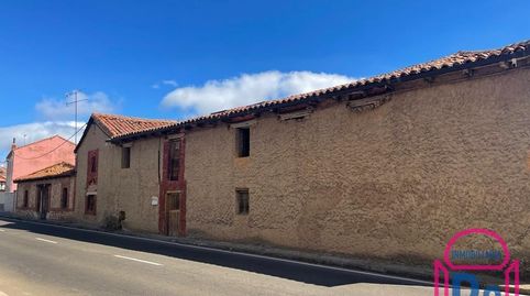 Casa de pueblo de 360 m² y 332 m² de parcela con 4 habitaciones y 2 baños, salón y cocina. No tiene calefacción. Certificación Ene, imatge 2