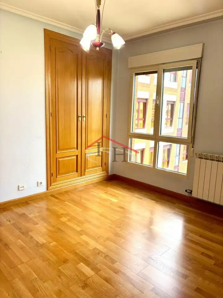 Bedroom of Flat for sale in León Capital   with Heating, Parquet flooring and Storage room