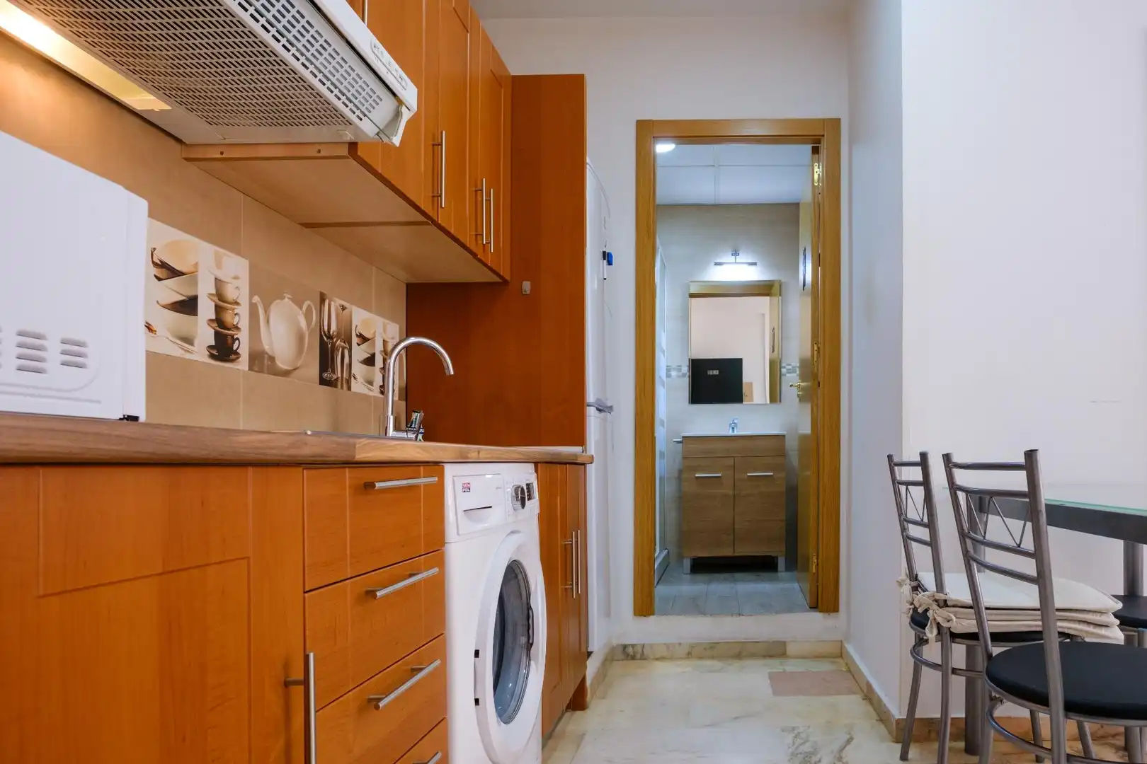 Cuina de Apartament de lloguer en Sevilla amb Aire condicionat, Jardí privat i Moblat