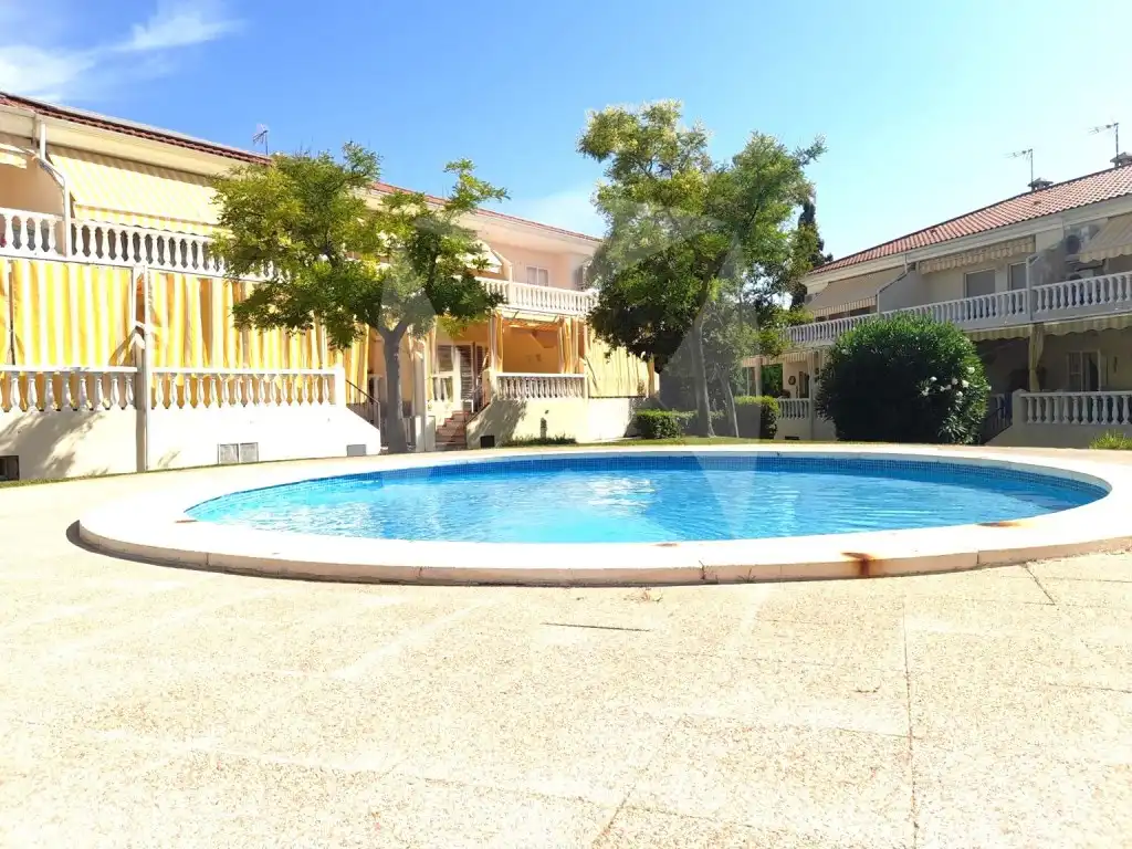 Piscina de Casa adosada en venda en Badajoz amb Aire condicionat, Terrassa i Piscina
