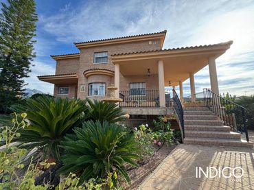 Detached house with pool for sale in Poniente