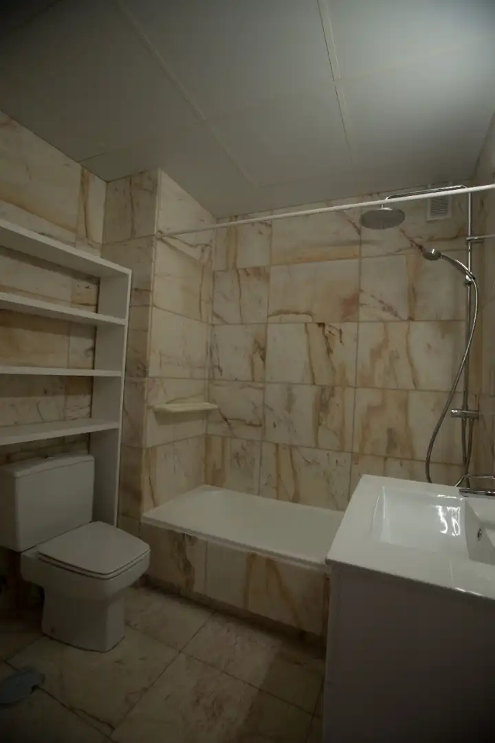Bathroom of Flat for rent in Madrid  with Air Conditioner, Heating and Parquet flooring