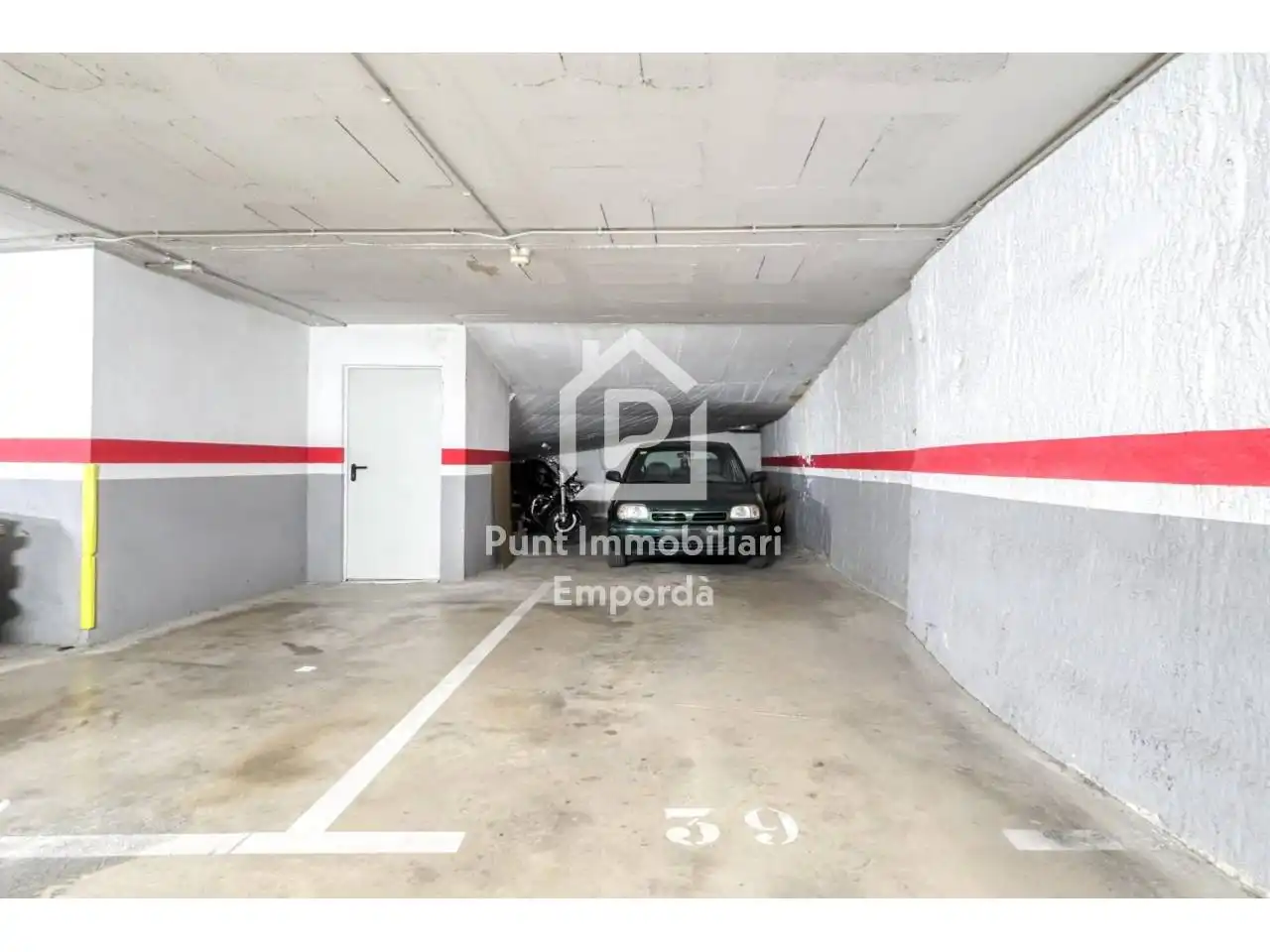 Parking of Flat for sale in Figueres  with Air Conditioner, Heating and Private garden