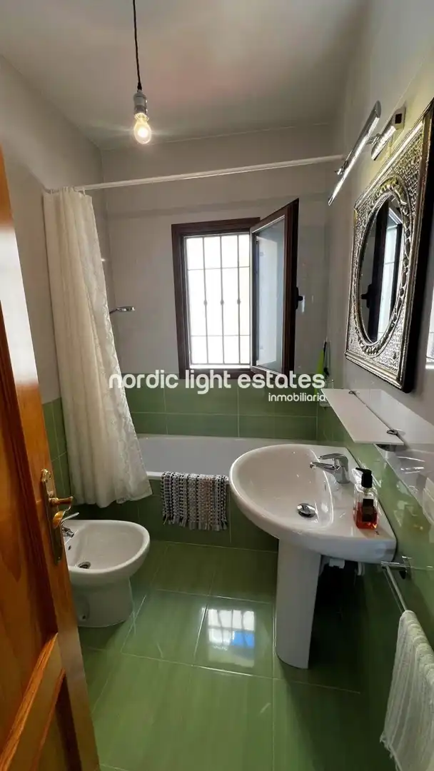 Vista exterior de Casa o chalet en venta en Nerja con Terraza, Piscina y Amueblado