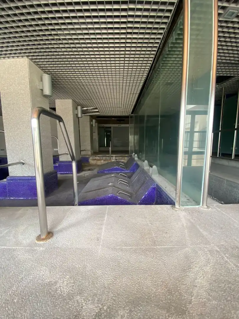 Schwimmbecken von Geschaftsraum zum Verkauf in Marbella