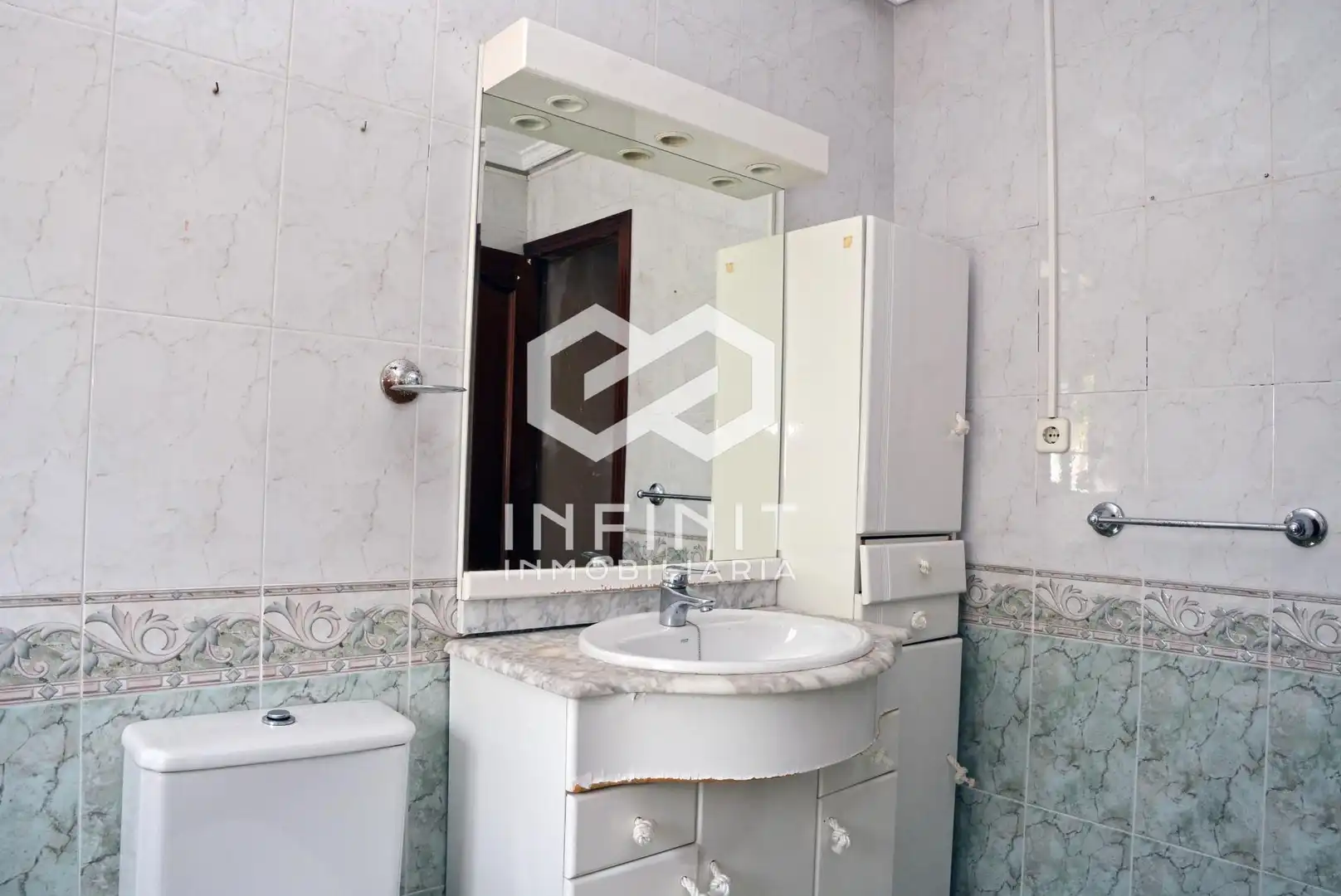 Bany de Casa o xalet en venda en Robledillo de Mohernando amb Jardí privat, Terrassa i Traster