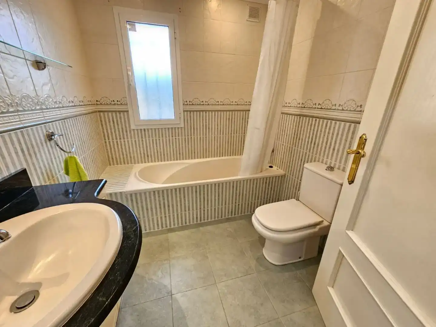Badezimmer von Wohnung zur Miete in Mijas mit Klimaanlage, Privatgarten und Parkett