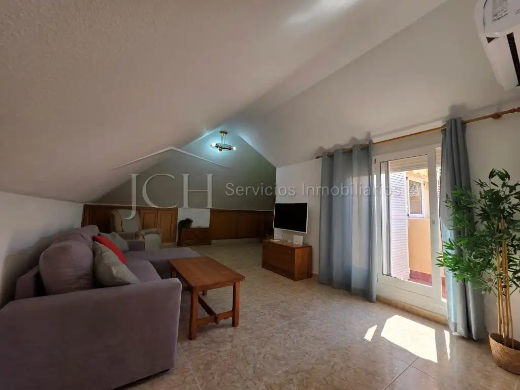 Sala d'estar de Àtic de lloguer en Fuengirola amb Aire condicionat i Moblat