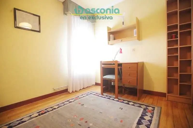 Dormitori de Pis en venda en Basauri  amb Calefacció, Moblat i Balcó