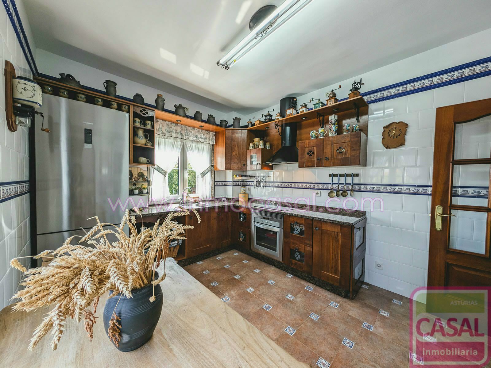 Cuina de Casa o xalet en venda en Corvera de Asturias amb Calefacció i Traster