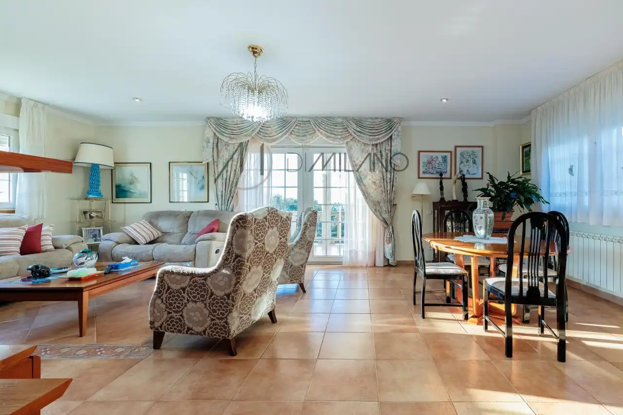 Sala d'estar de Casa o xalet en venda en Nigrán amb Calefacció, Jardí privat i Terrassa