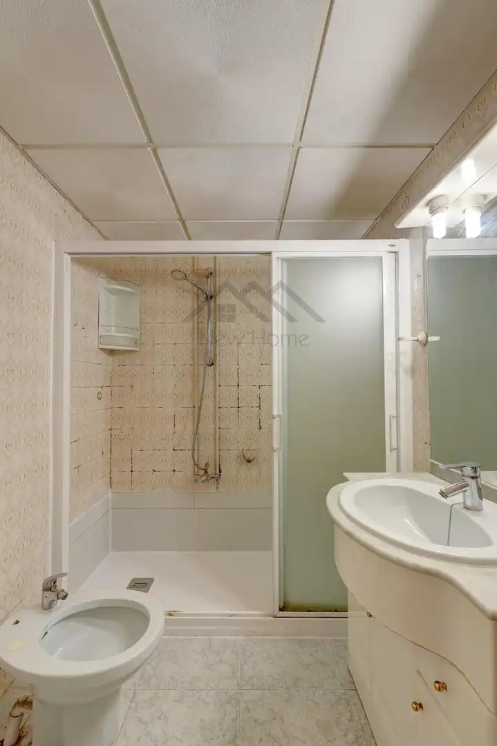 Bany de Pis en venda en La Pobla de Vallbona amb Aire condicionat, Calefacció i Balcó