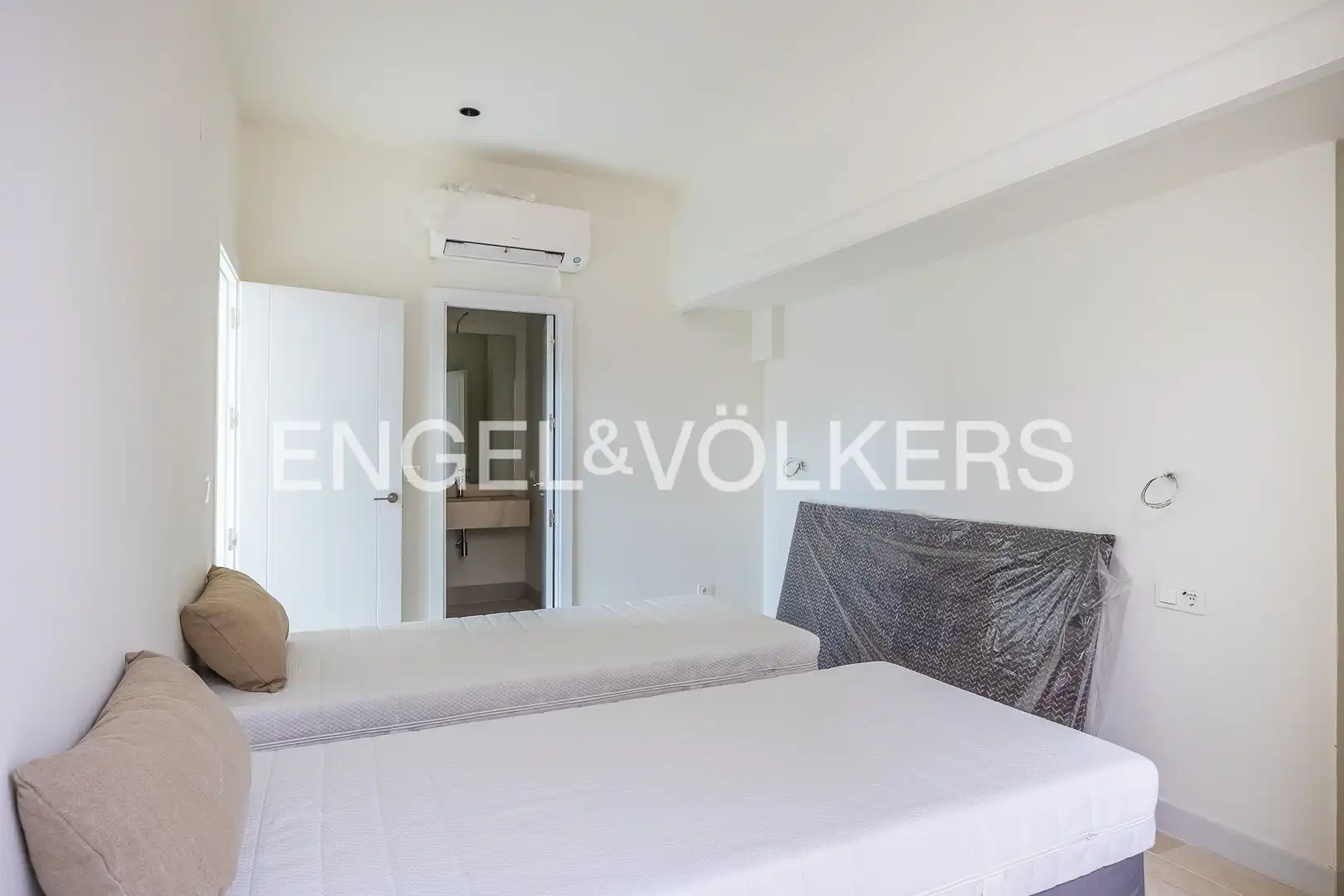 Bedroom of Flat for sale in Sevilla  with Air Conditioner and Heating