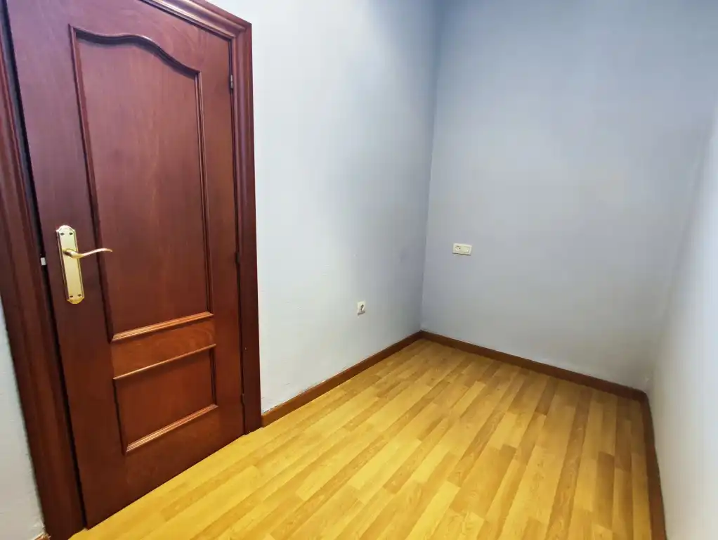 Dormitori de Pis en venda en Gijón  amb Parquet, Traster i Moblat