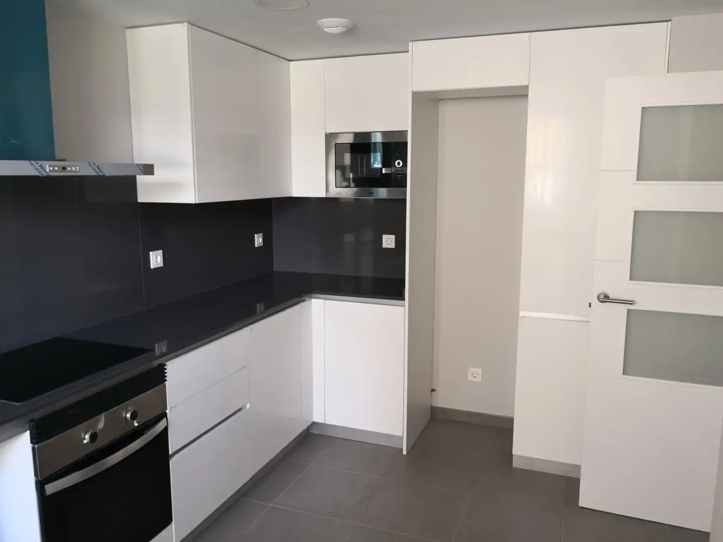 Küche von Wohnung zum Verkauf in Torremolinos mit Klimaanlage, Terrasse und Abstellraum
