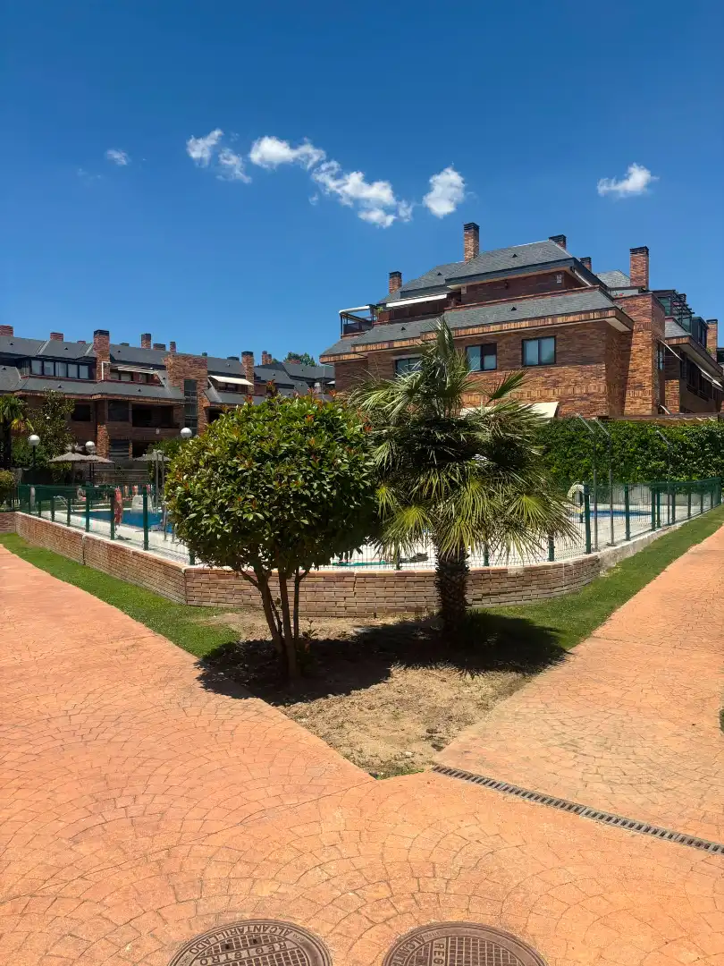 Jardín de Planta baja en venta en Las Rozas de Madrid con Calefacción, Trastero y Piscina comunitaria