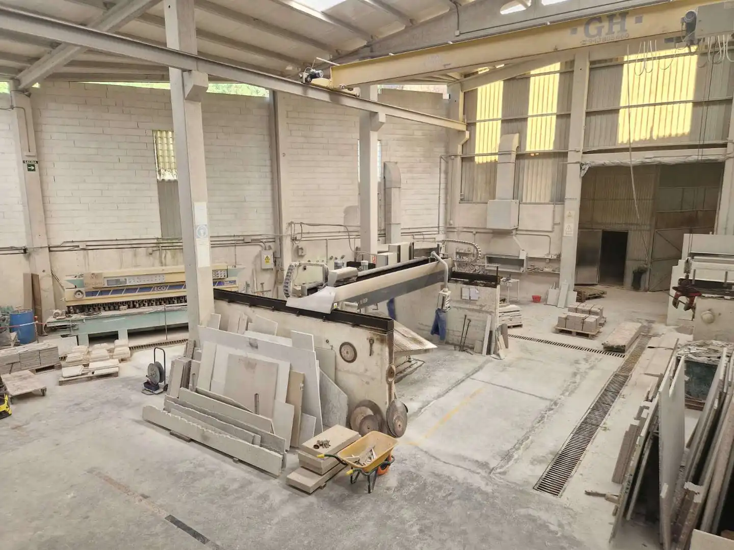 Industrial buildings for rent in Noia