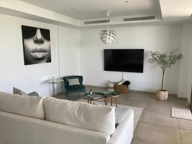 Wohnzimmer von Erdgeschoss zur Miete in Estepona mit Klimaanlage, Heizung und Privatgarten