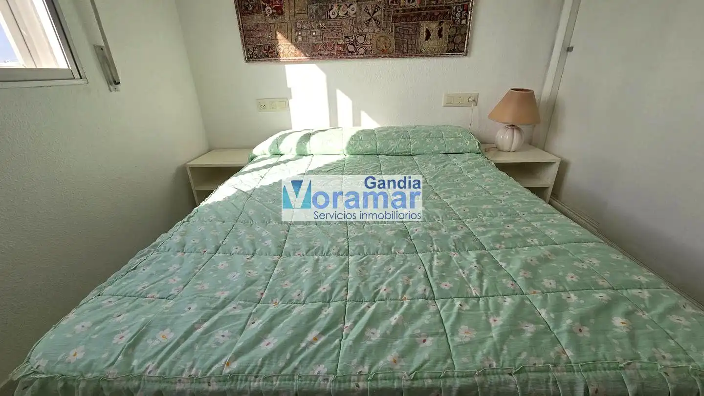 Dormitori de Apartament de lloguer en Gandia amb Terrassa, Moblat i Piscina comunitària