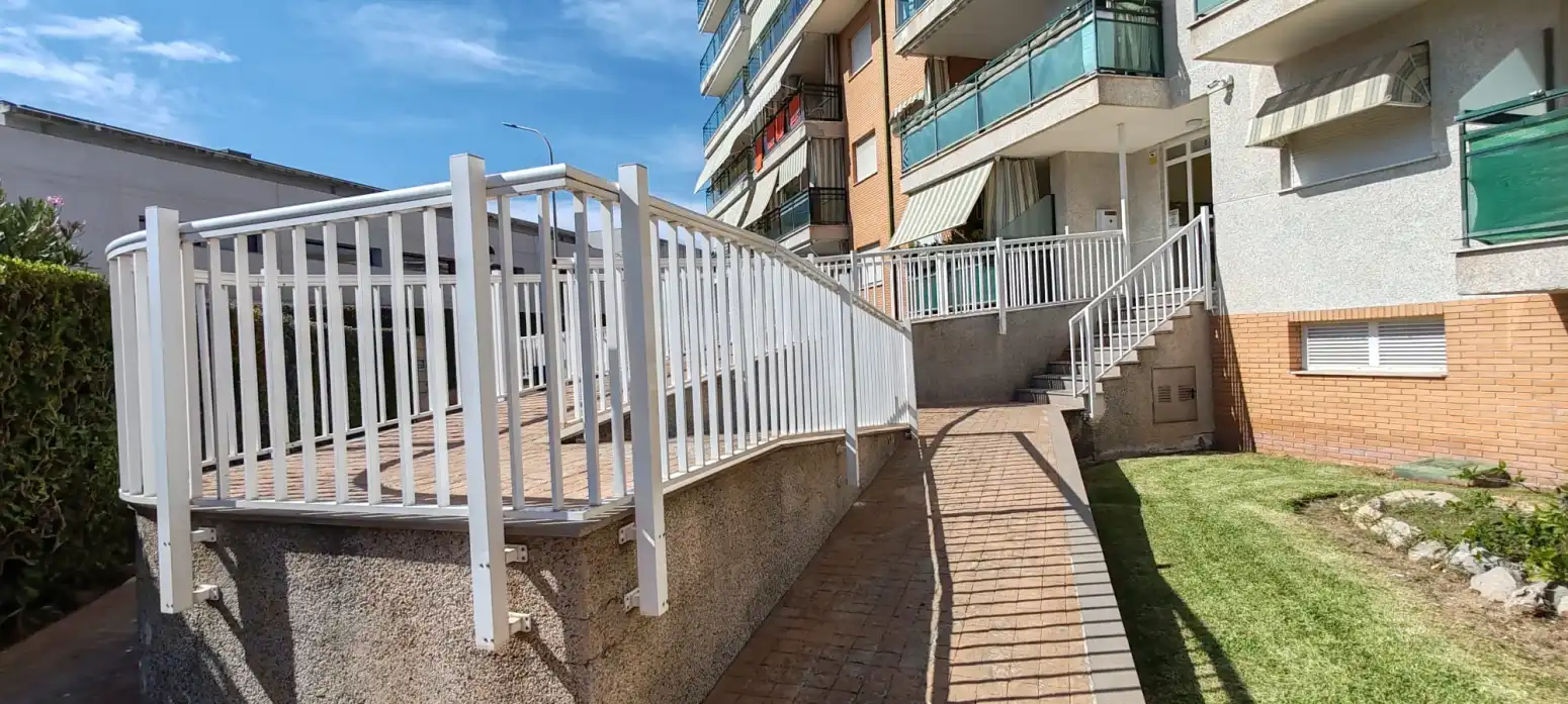 Vista exterior de Pis en venda en Gandia amb Aire condicionat, Calefacció i Jardí privat