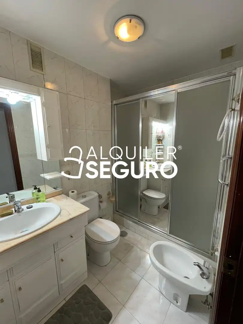 Bathroom of Flat for rent in Madrid  with Air Conditioner, Heating and Swimming Pool