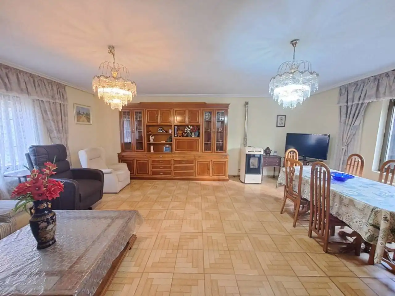 Sala d'estar de Casa adosada en venda en Burgos amb Calefacció i Jardí privat