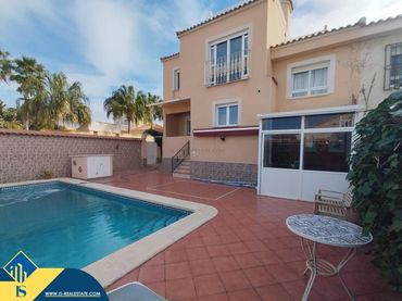 Villa con piscina in vendita a Zona Carrefour - Urbanizaciones