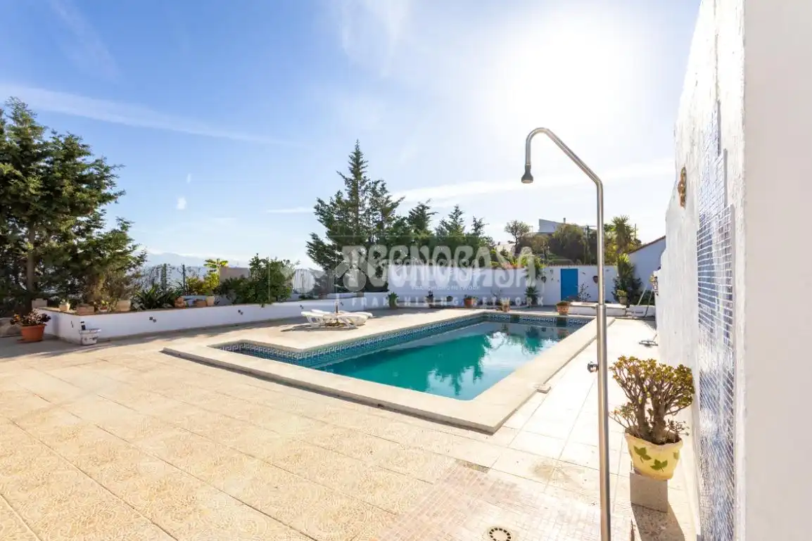 Swimming pool of Country homes for sale in Iznate, Málaga