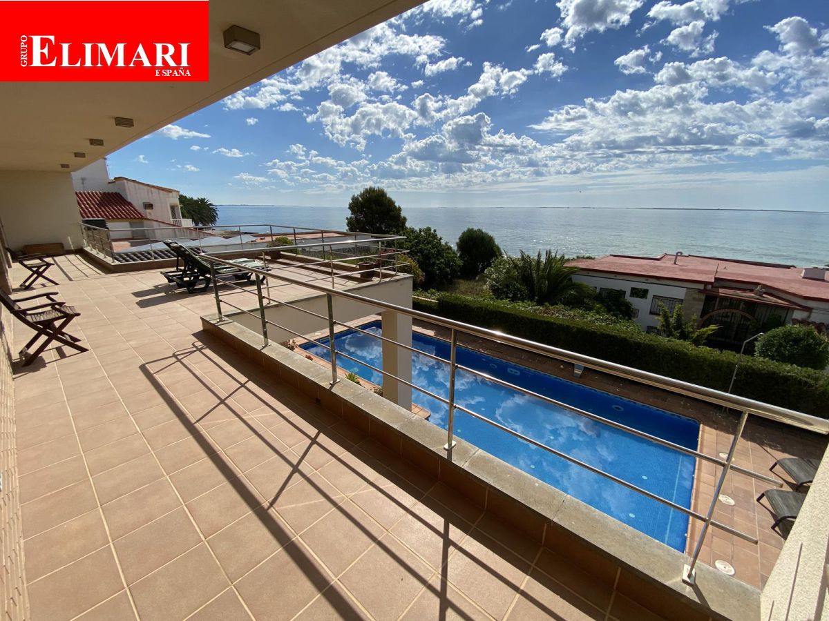 Vista exterior de Casa o xalet en venda en Alcanar amb Jardí privat, Terrassa i Piscina
