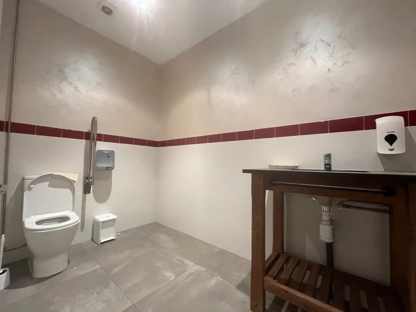 Badezimmer von Fabrikhallen zur Miete in La Cellera de Ter mit Heizung