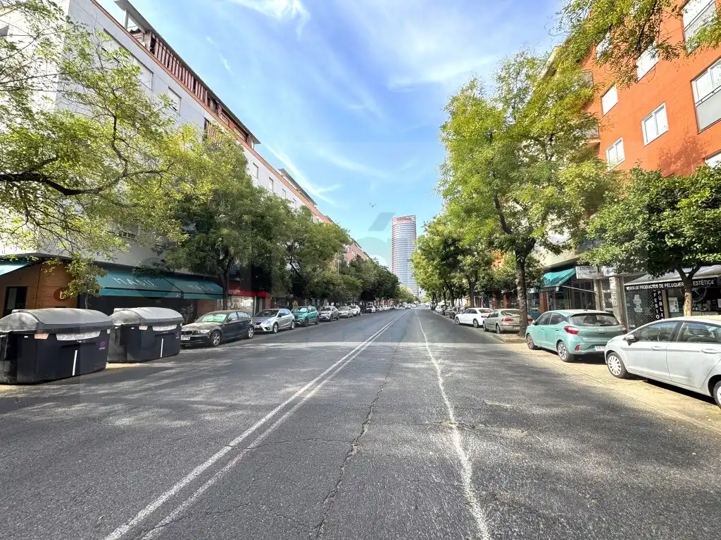 Vista exterior de Pis en venda en Sevilla amb Terrassa i Balcó