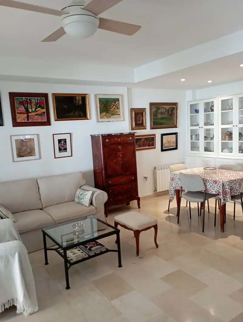 Sala d'estar de Casa adosada en venda en Marbella amb Aire condicionat, Terrassa i Piscina