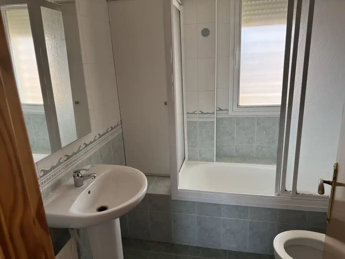 Baño de Piso en venta en Baza con Aire acondicionado, Parquet y Trastero