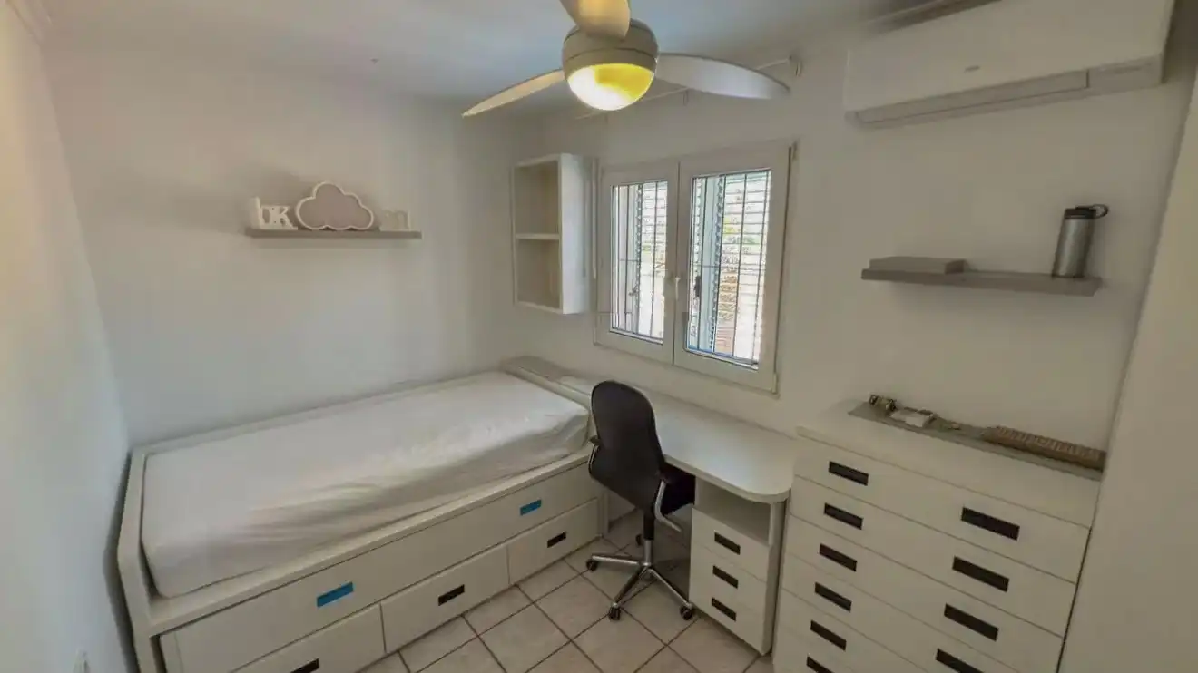Dormitori de Casa o xalet en venda en Alicante / Alacant amb Aire condicionat, Calefacció i Jardí privat