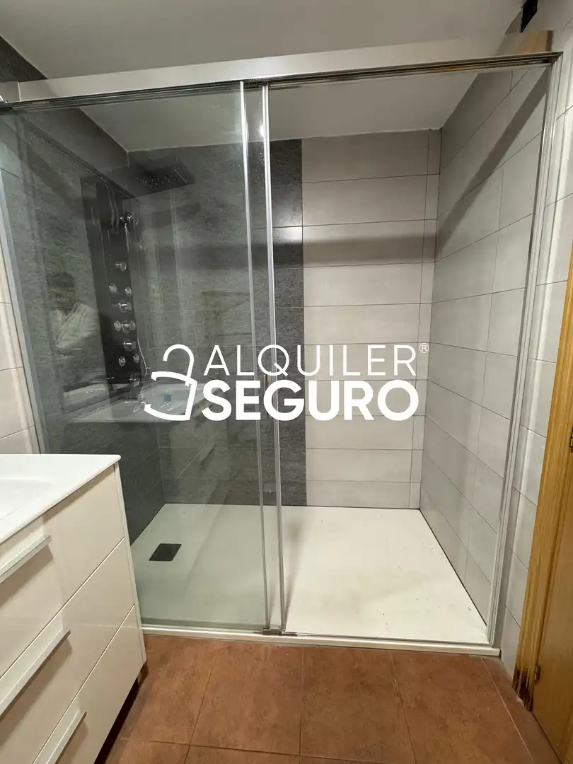 Baño de Piso de alquiler en Málaga con Aire acondicionado, Terraza y Amueblado