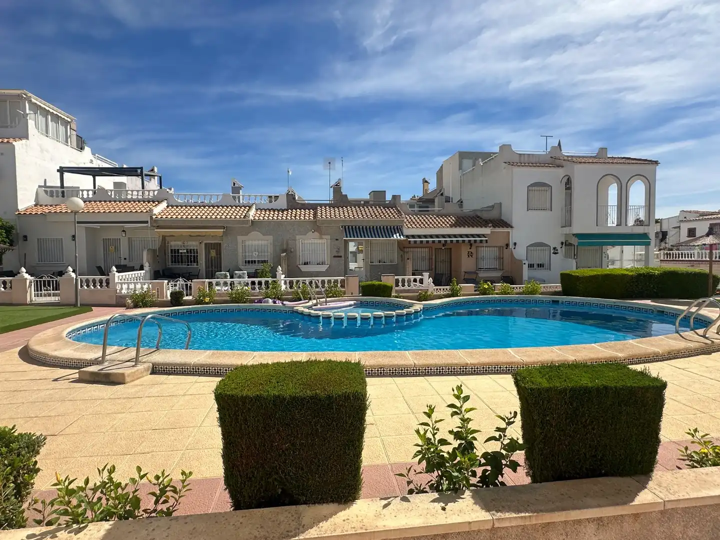 Vista exterior de Casa o xalet en venda en Orihuela amb Aire condicionat, Piscina i Moblat