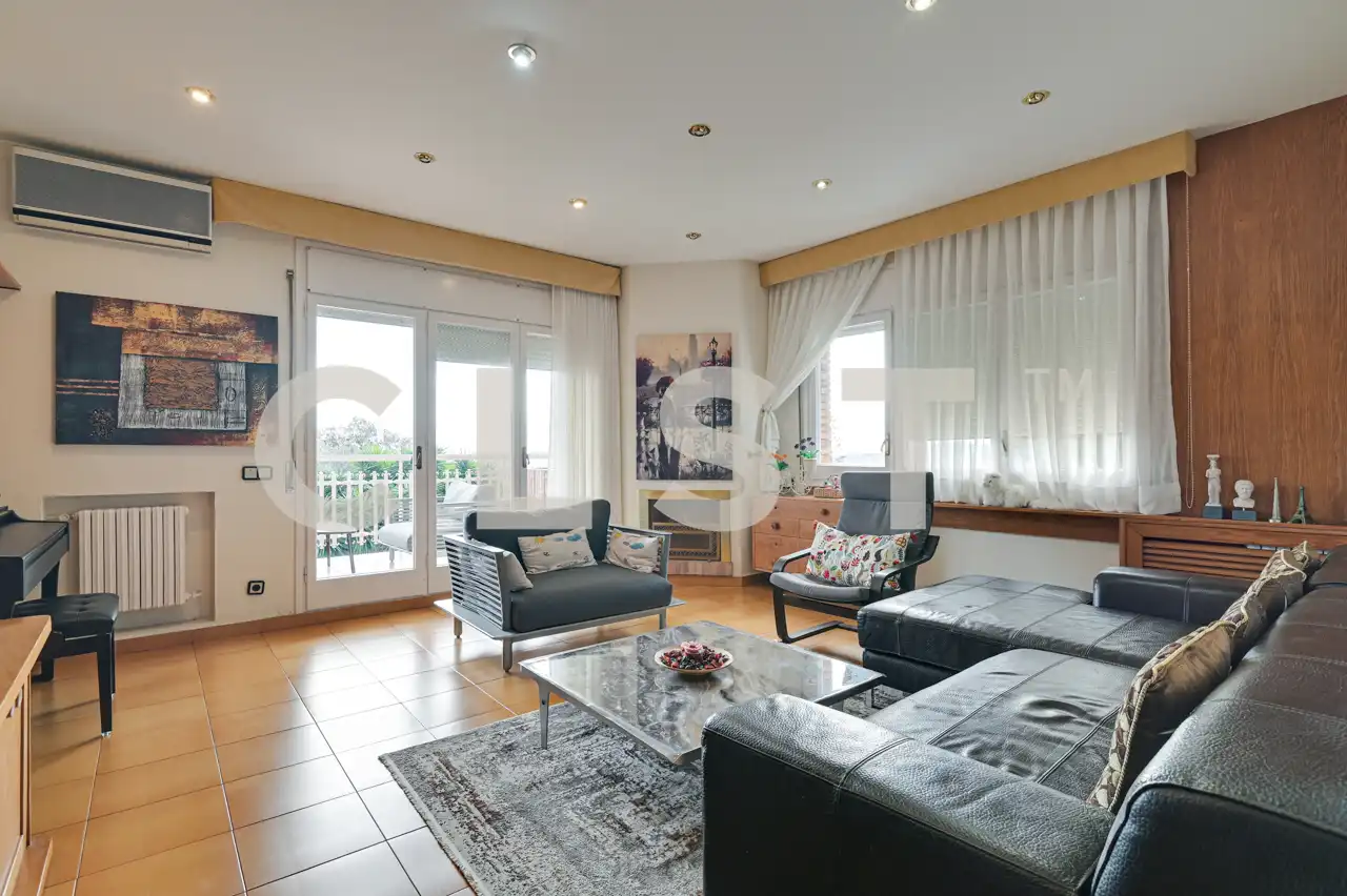 Sala d'estar de Casa o xalet en venda en Sant Just Desvern amb Aire condicionat, Calefacció i Jardí privat
