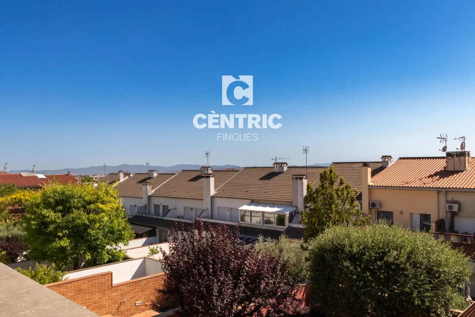 Vista exterior de Casa o xalet en venda en Castellar del Vallès amb Aire condicionat, Calefacció i Terrassa