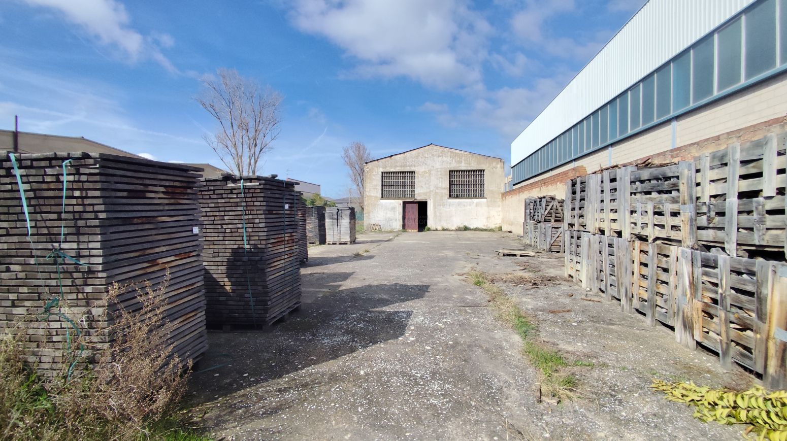 Außenansicht von Fabrikhallen zum Verkauf in Oyón-Oion
