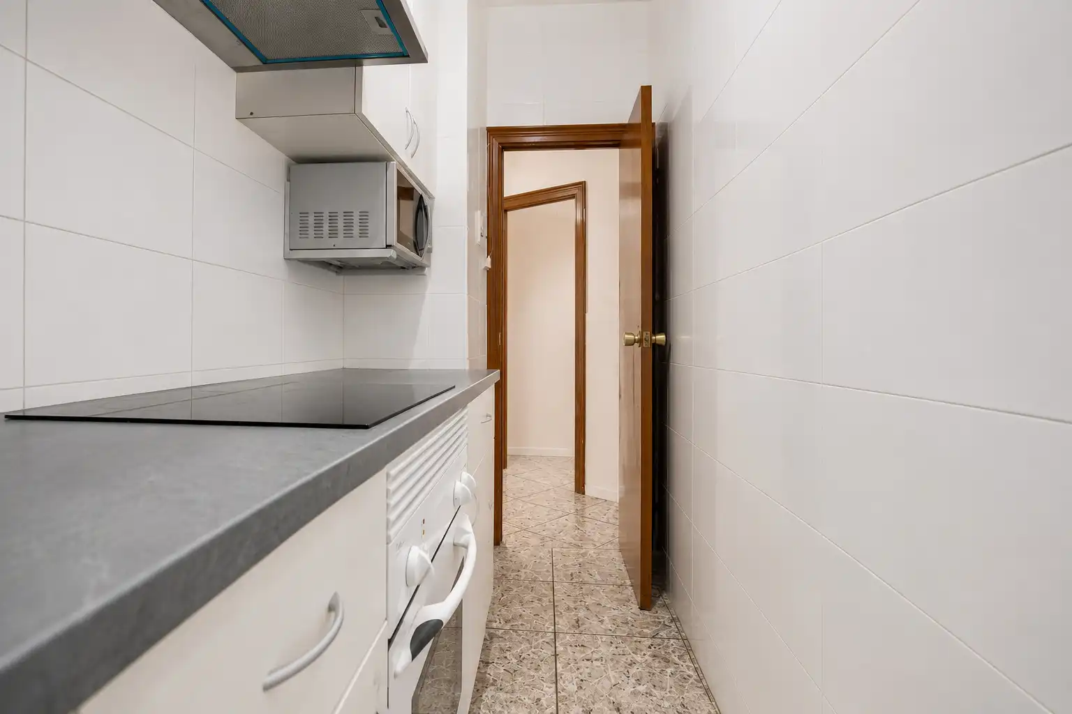 Cuina de Local en venda en L'Hospitalet de Llobregat amb Moblat