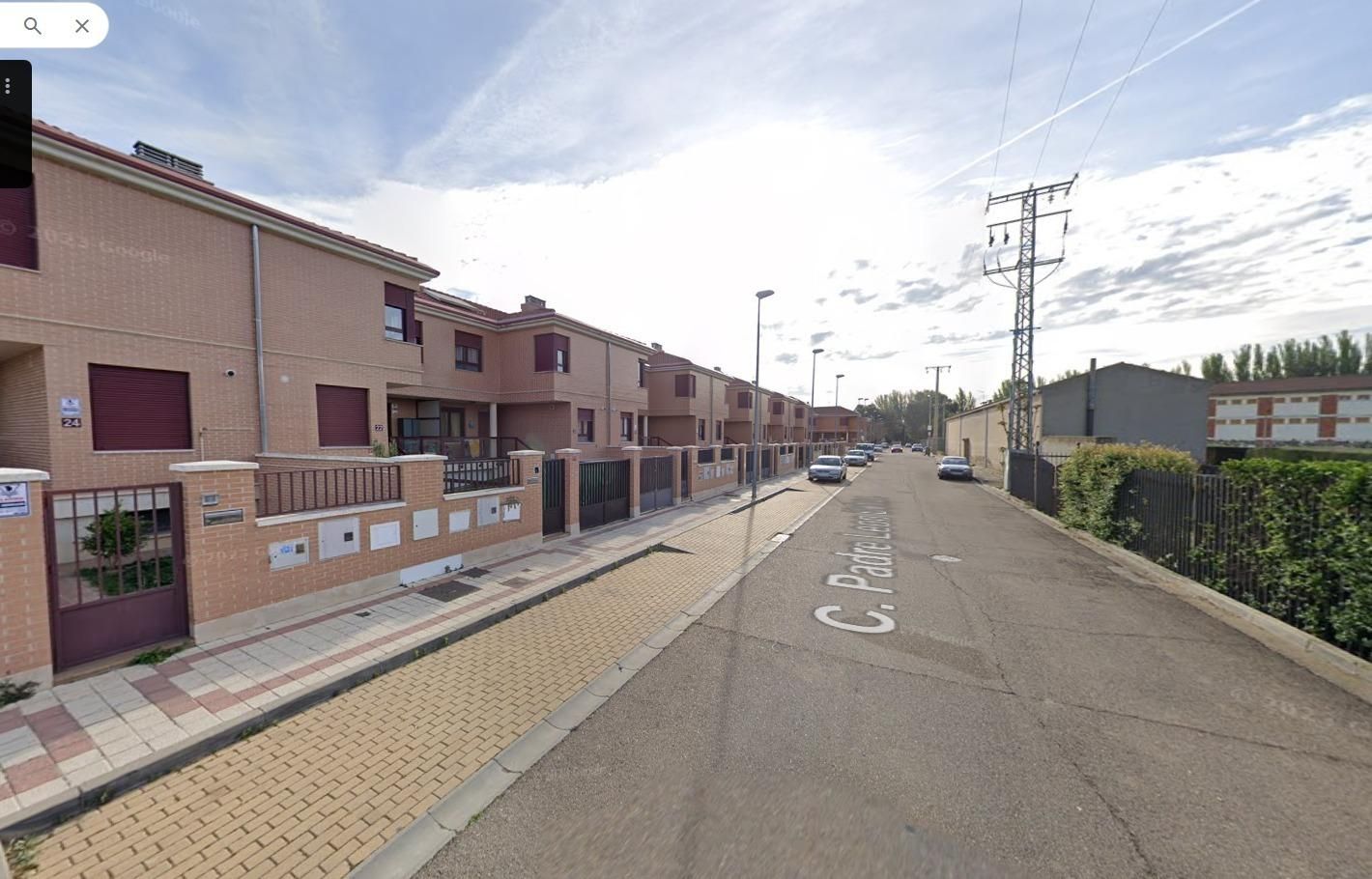 Vista exterior de Casa adosada en venda en Venta de Baños amb Jardí privat