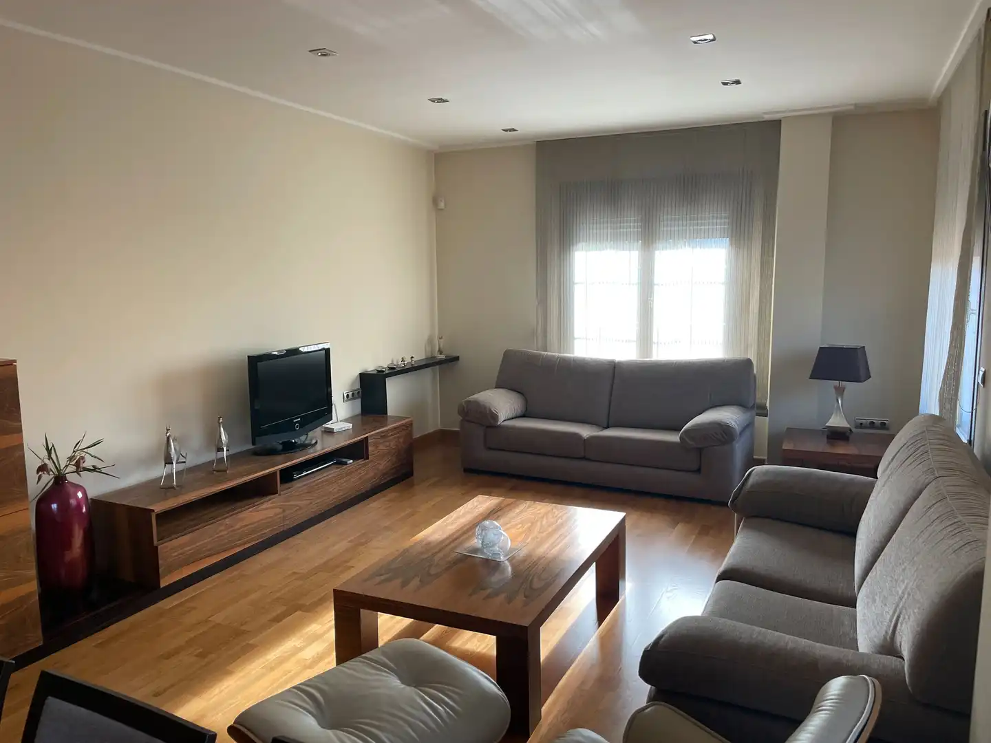 Sala d'estar de Casa o xalet en venda en Orihuela amb Aire condicionat, Jardí privat i Parquet
